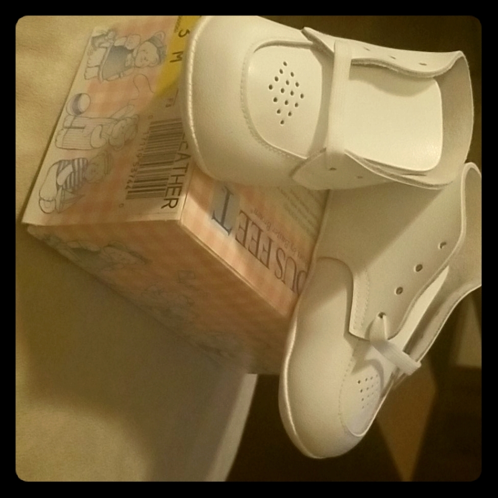 Buster Brown Leather shoes (size 3 months)